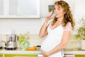 Питьевой режим беременных для предотвращения растяжек