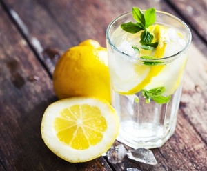 как действует вода с лимоном натощак